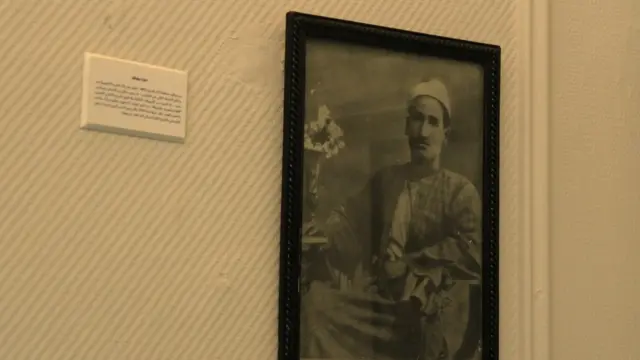 صورة لسيد درويش بالعمة والقفطان بالمركز القومي للمسرح والموسيقى والفنون الشعبية