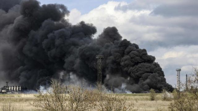 Humo elevándose de una refinería a 120 kilómetros de Donetsk el pasado 16 de abril.