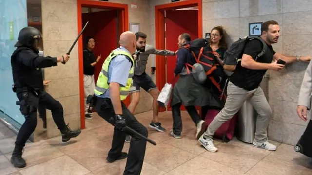 Policías persiguen a manifestantes