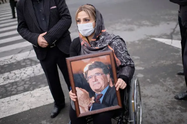 یکی از طرفداران شجریان در مراسم بهشت زهرا