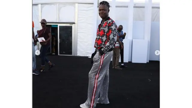 Okunrin kan lori iduro