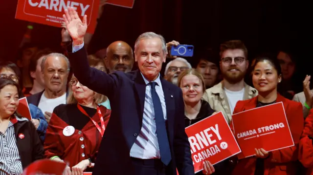 El primer ministro de Canadá, Mark Carney, saluda a sus partidarios en la sede del Partido Liberal en Ottawa, Ontario, Canadá, el 29 de abril de 2025. REUTERS/Blair Gable
