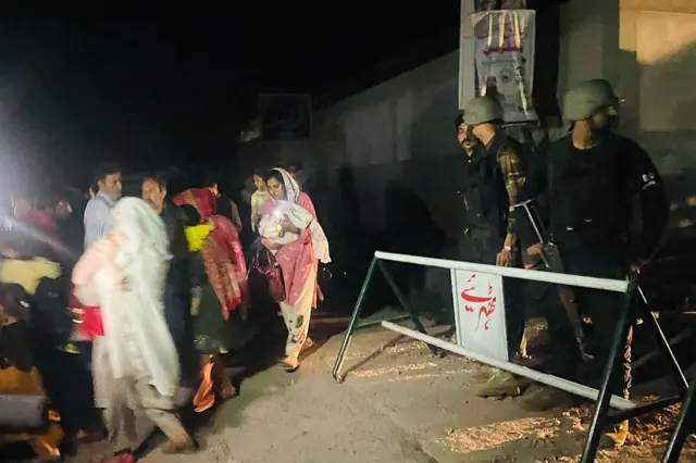 রাতের অন্ধকারেই পাকিস্তান নিয়ন্ত্রিত কাশ্মীরের অনেক মানুষ পালাচ্ছেন ঘর ছেড়ে - ফাইল ছবি