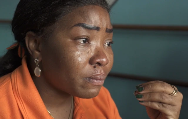 Yolande Epée en larmes en racontant ses souvenirs. 