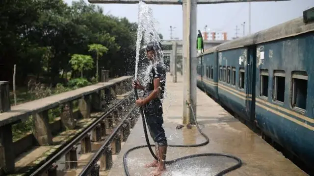 তীব্র গরমে শরীর ঠান্ডা করার চেষ্টা