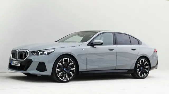 ب‌ام‌و سری ۵ در بخش بهترین ماشین لوکس سال برنده شد