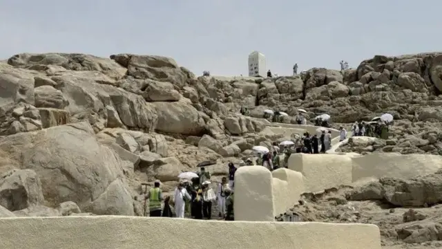 सफा और मरवा पहाड़ियों के बीच सात बार दौड़ना हज पालन का एक महत्वपूर्ण हिस्सा है.