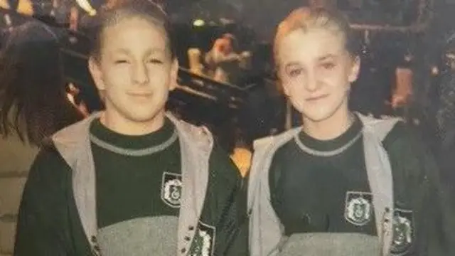 David i Tom przebrani za Draco Malfoya, z zaczesanymi do tyłu blond włosami. Zdjęcie ma niską rozdzielczość – prawdopodobnie jest to zdjęcie z papierowej kopii.