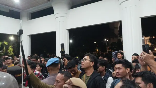 Sekelompok orang sedang berkumpul.