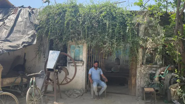 अपने घर के सामने बैठे मोहित सिंह