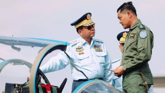 လေတပ်ဝတ်စုံ နဲ့ စစ်ခေါင်းဆောင် ဗိုလ်ချုပ်မှူးကြီးမင်းအောင်လှိုင် စစ်တပ်တိုက်လေယာဉ်ကြည့်ရှုစစ်ဆေး