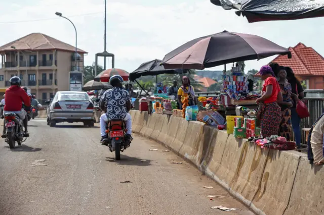 Sur une route de Conakry.