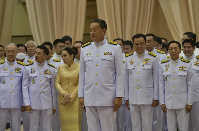 พล.ต.อ.พัชรวาท (ขวาสุด) ยืนข้าง ๆ อนุทิน ชาญวีรกูล หัวหน้าพรรคภูมิใจไทย ระหว่างร่วมพิธีรับพระบรมราชโองการโปรดเกล้าฯ แต่งตั้งนายกฯ เมื่อ 23 ส.ค.