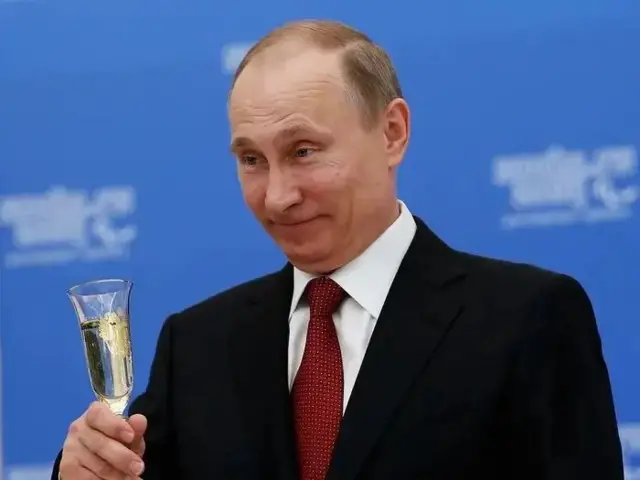Putin anywa afashe igikombe cya divai