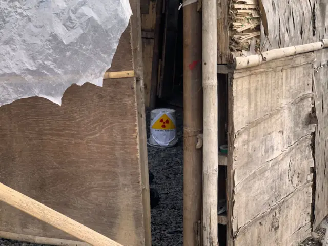 Sebuah ember diberi stiker bahaya radiasi.