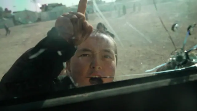 په پنډغالي کې ځینو ماشومانو د یوه ګوتې پورته کولو نښه کاروله