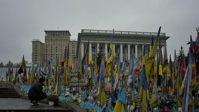 Национальная музыкальная академия Украины рядом со стихийным мемориалом погибшим на войне с Россией украинским военным.