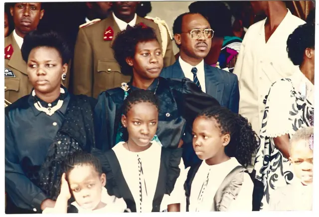 Umuryango wa Prezida Cyprien Ntaryamira mu maziko ye