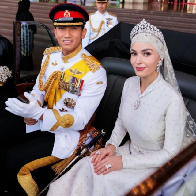 เจ้าชายและพระชายาขณะเตรียมเคลื่อนขบวนรถยนต์พระที่นั่ง เพื่อให้ประชาชนได้เฝ้าชมพระบารมี