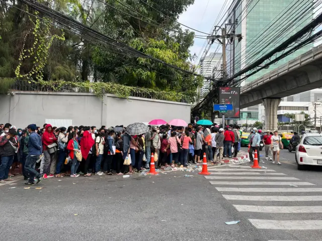 ဘန်ကောက် မြန်မာသံရုံးမှာ နိုင်ငံကူးလက်မှတ်လုပ်ဖို့ တိုကင်တန်းစီနေကြတဲ့သူတွေ (ပုံဟောင်း)