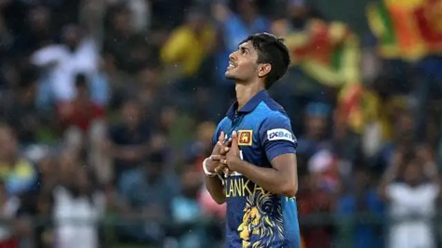  සිය එක්දින තරග දිවියේ හොඳම පන්දු යැවීම සනිටුහන් කරමින් වේග පන්දු යවන ක්‍රීඩක මතීෂ පතිරණ ලකුණු 32 කට කඩුලු 04ක් දවා ගනු ලැබුවේ ය. 