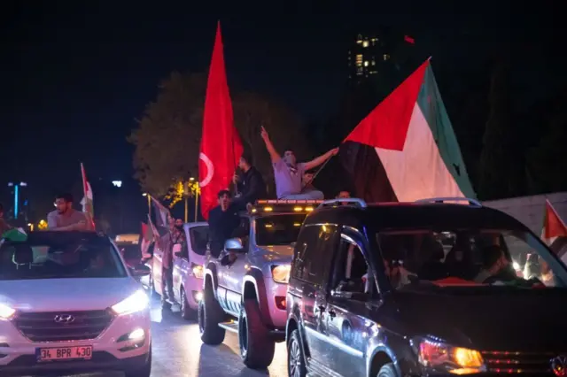 بعد از حمله حماس به اسرائیل، کاروانی از خودروهای شخصی در استانبول با پرچم فلسطین و بوق زدن، از این حمله استقبال کردند