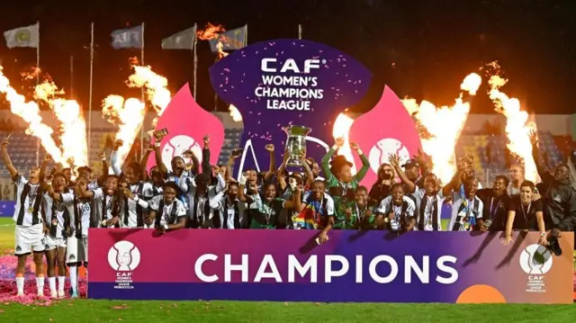 ካብ ዲሞክራቲክ ሪፓብሊክ ኮንጎ ዝዀነት ቲፒ ማዘምቤ፡ ንደቡብ ኣፍሪቃዊት ማሜሎዲ ሳንዳውንስን ሞሮኮኣዊት ኤኤስ ፋርን ስዒባ ዋንጫ ካፍ ቻምፕዮንስ ሊግ ደቂ ኣንስትዮ ዝዓተረት ሳልሰይቲ ክለብ እያ