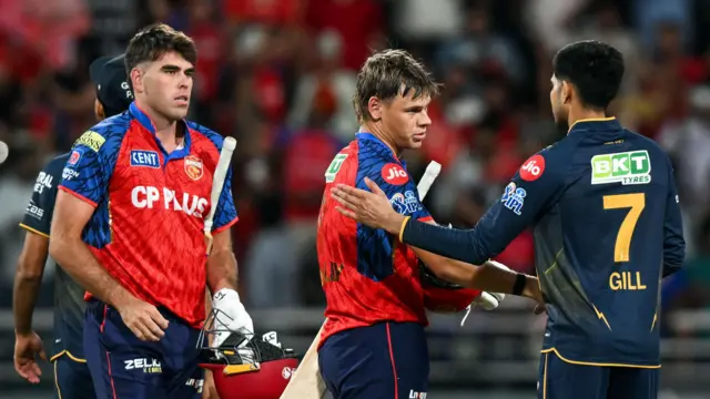 कूपर कॉनॉली (बीच में) ने पंजाब किंग्स की ढहती पारी को संभाला 