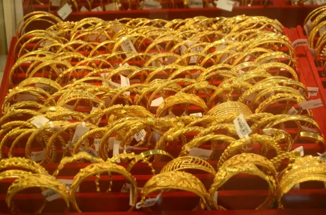 စုံစမ်းစစ်ဆေးခံရမယ့်သူတွေဟာ ရန်ကုန် ရွှေအသင်းမှာပါဝင်နေတဲ့လုပ်ငန်းရှင်တွေလို့ သိရပါတယ်။ 