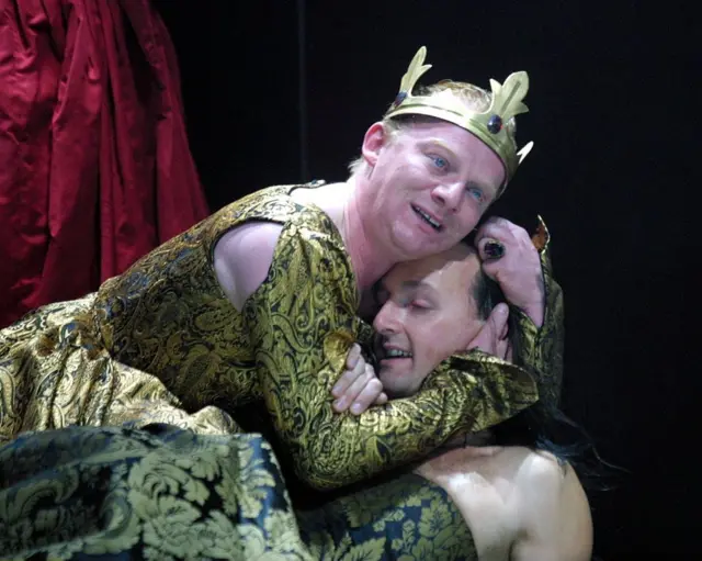 ઍડવર્ડ દ્વિતીય, ગૅ, સમલૈંગિક સંબંધ, ક્રિસ્ટૉફર માર્લો, બ્રિટનનો રાજવી પરિવાર, ગૅ રાઇટ્સ, ગૅ રાઇટ્સ ઍક્ટિવિસ્ટ, એલજીબીટીક્યૂ, LGBTQ+, રૉયલ ફેમિલી, બીબીસી આંતરરાષ્ટ્રીય સમાચાર, બીબીસી ગુજરાતી ઇન્ટરનેશનલ ન્યૂઝ