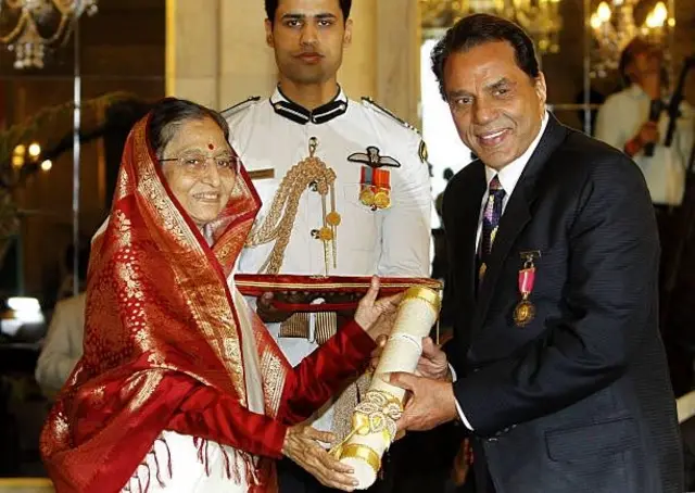 دھرمیندر کو 2012 میں انڈیا کے گرانقدر شہری اعزاز پدم بھوشن سے نوازا گیا