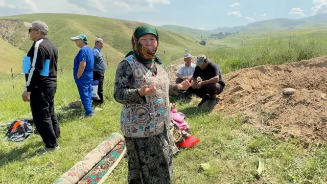 Маркум Айжаңыл Аликараеванын апасы Уулча Орунбаева сөөктү эксгумация кылуу учурунда