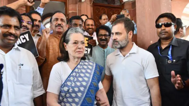 राहुल गांधी आणि सोनिया गांधी