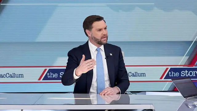 جی‌دی ونس، معاون رئیس جمهوری امریکا در حال مصاحبه با شبکهٔ فاکس نیوز. مردی با ریش کوتاه که دریشی کبود، پیراهن سفید و نکتایی آبی به تن دارد.