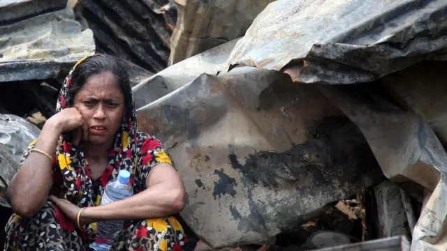 বস্তিতে আগুন ধরার ঘটনা প্রায়ই ঘটতে দেখা যায়।