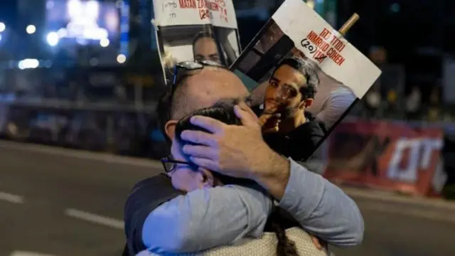 হামাসের কাছ থেকে জিম্মিরা মুক্তি পাবেন জেনে ইসরায়েলিদের উচ্ছ্বাস, প্রথম দফায় যুদ্ধবিরতির কার্যকর হওয়ার আগে