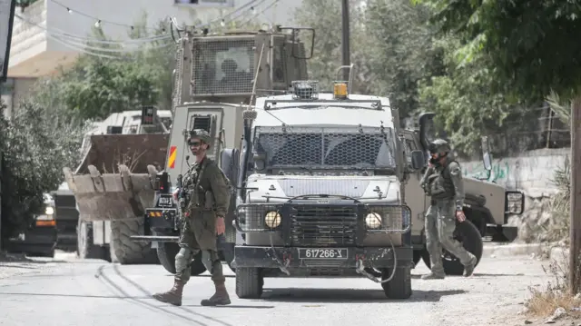 شوهدت مركبات عسكرية إسرائيلية وجنود في قرية كفر قليل خلال عملية عسكرية في مدينة نابلس.