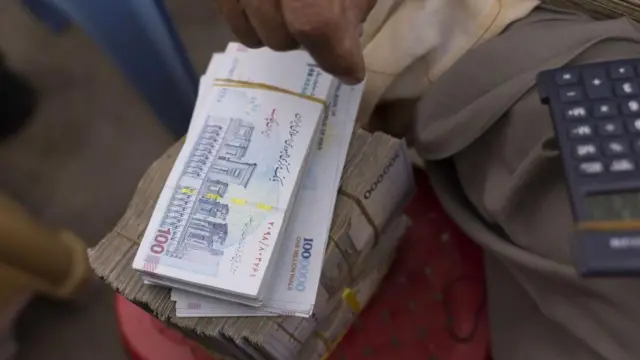 د کابل په بهرنیو اسعارو بازار کې هم د ایران چیکونه تبادله کیږي