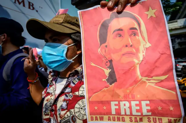 ဒေါ်အောင်ဆန်းစုကြည်ကို လွှတ်ပေးဖို့ ဘန်ကောက်မြို့က မြန်မာသံရုံးရှေ့မှာ ဆန္ဒပြတောင်းဆိုမှု (ပုံဟောင်း) 