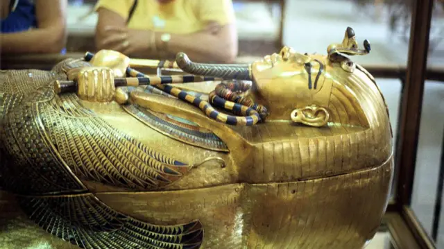 সোনার তৈরি এই সারকোফ্যাগাসের মধ্যে রাখা ছিল তুতেনখামেনের কফিন
