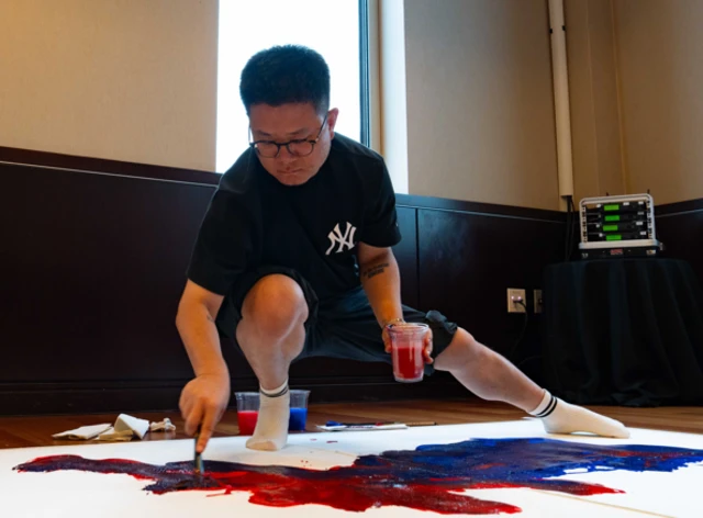 북한을 주제로 라이브 페인팅에 나선 강춘혁 씨