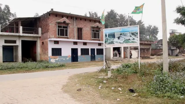 বরাদ্দকৃত জমির সামনে মসজিদের নকশা দেখা যাচ্ছে