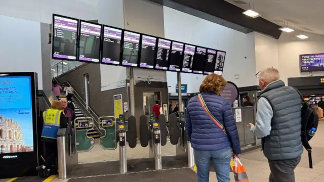 Barreras de billetes en la estación de Derby