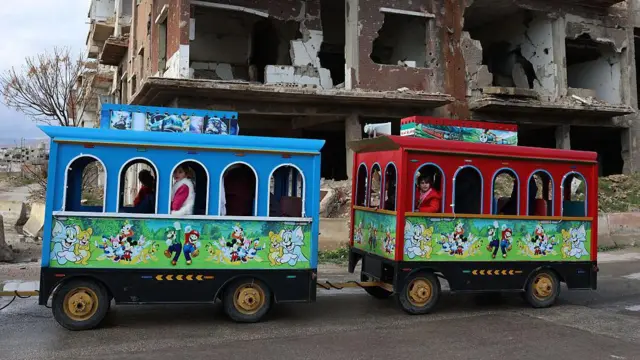 சிரியாவின் தலைநகரான டமாஸ்கஸில், இடிபாடுகளுக்கு மத்தியில் அமைக்கப்பட்டிருந்த வண்ணமயமான ரயிலில் ஏறி, ஜோபார் பகுதி குழந்தைகள் பண்டிகையை கொண்டாடினர் 