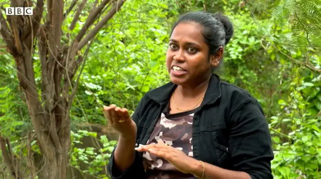 સાપ બચાવતાં મહિલા