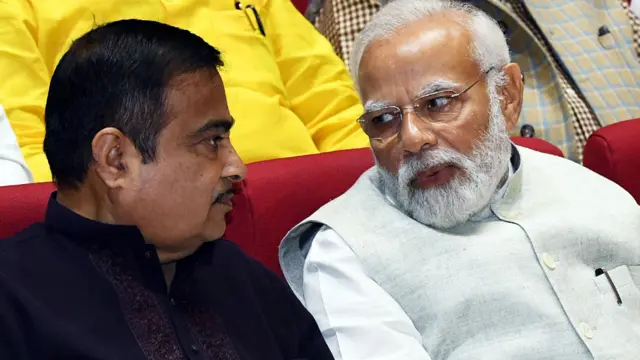 नितीन गडकरी आणि नरेंद्र मोदी 