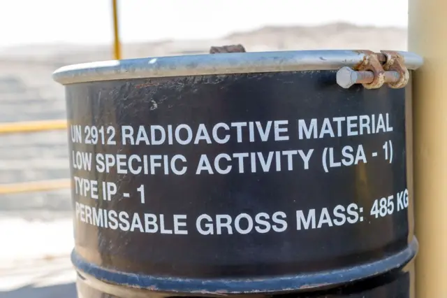Un baril contenant des matières radioactives se trouve à la mine Roessing près d'Arandis, en Namibie, le 5 avril 2019.