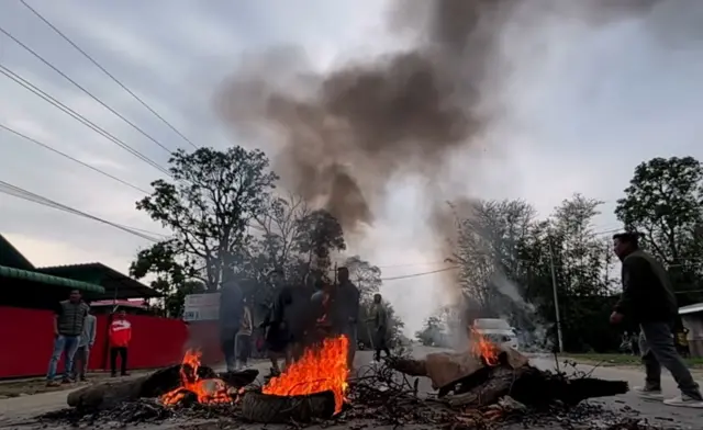 لوگ باہر نکل آئے اور آتشزدگی کے واقعات دیکھے گئے