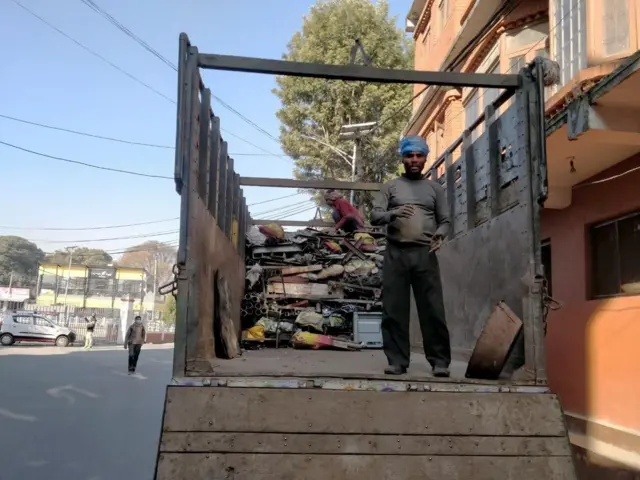 कवाड सङ्कलन गरेर ट्रकमा राखिँदै