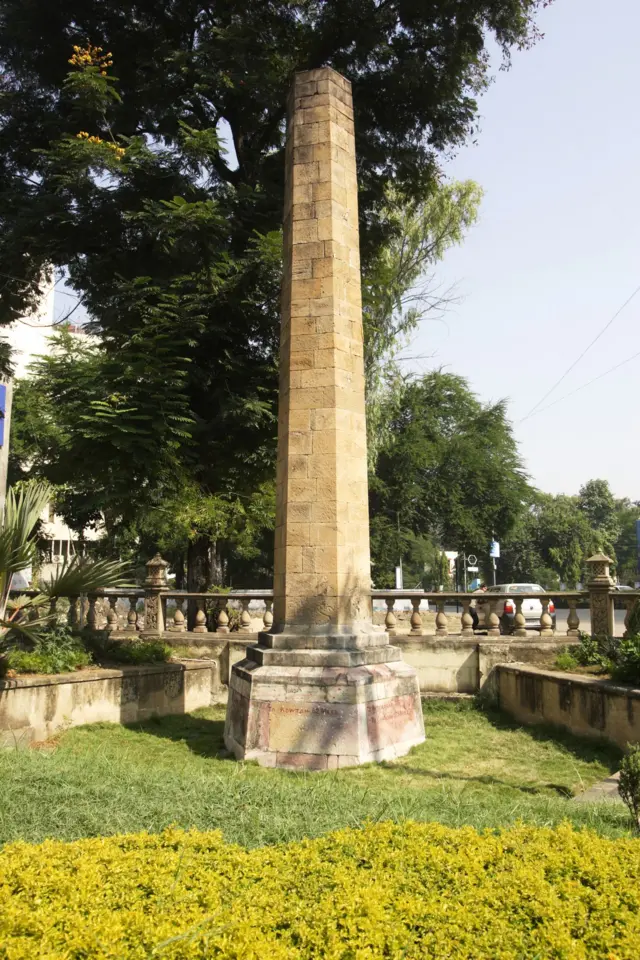 नागपुरचा झिरो माइल स्टोन हे महाराष्ट्रातीलच नव्हे तर देशातील अनोखे पर्यटन स्थळ आहे.